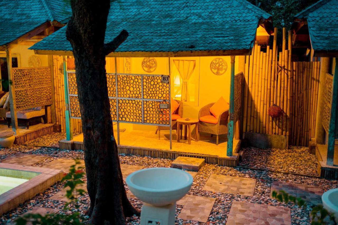 Bungalow Cafe Gili Beachfront Gili Meno Exterior photo